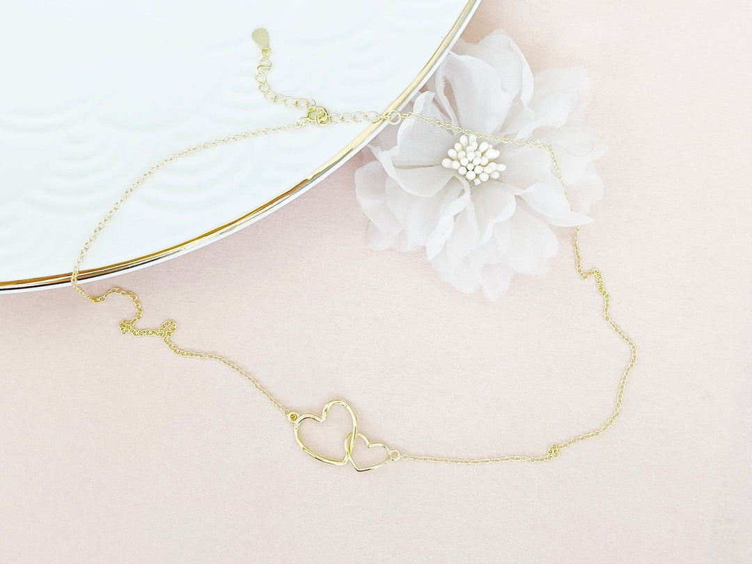 Freundschaftskette: Goldene Halskette mit zwei ineinander verschlungenen Herzen, ein großes Herz und ein kleines Herz, Schmuckgeschenke von Alicia&