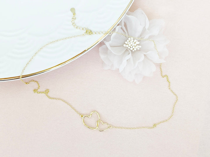 Freundschaftskette: Goldene Halskette mit zwei ineinander verschlungenen Herzen, ein großes Herz und ein kleines Herz, Schmuckgeschenke von Alicia&
