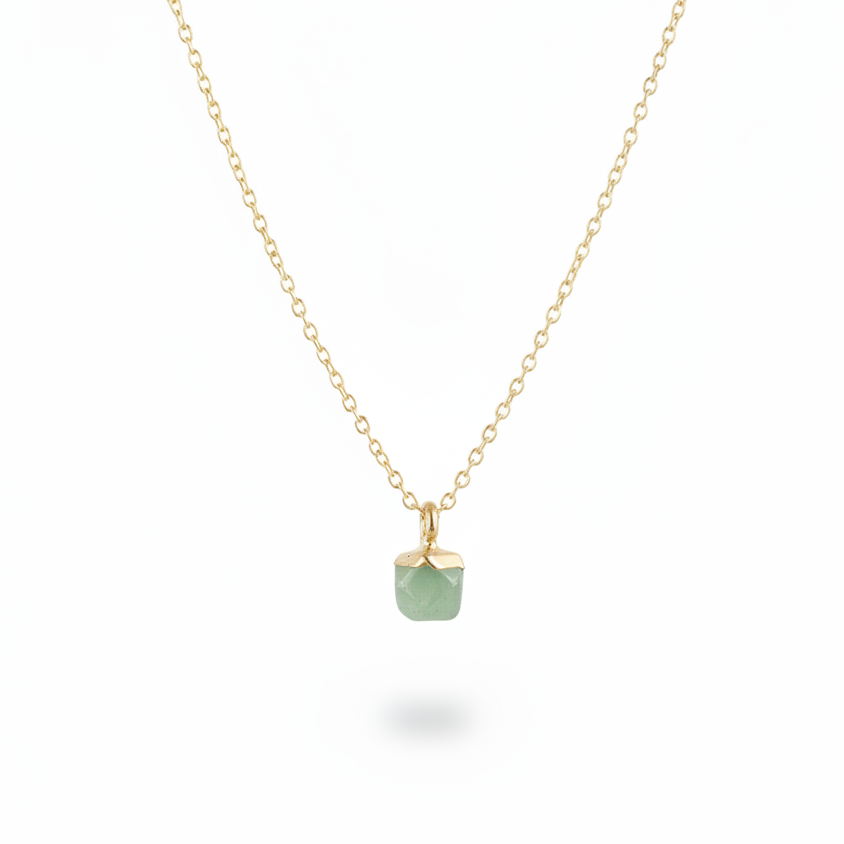 Goldene dezente Halskette mit kleinem grünen Stein, Aventurin Anhänger, Edelstein Schmuck von Alicia's Diary