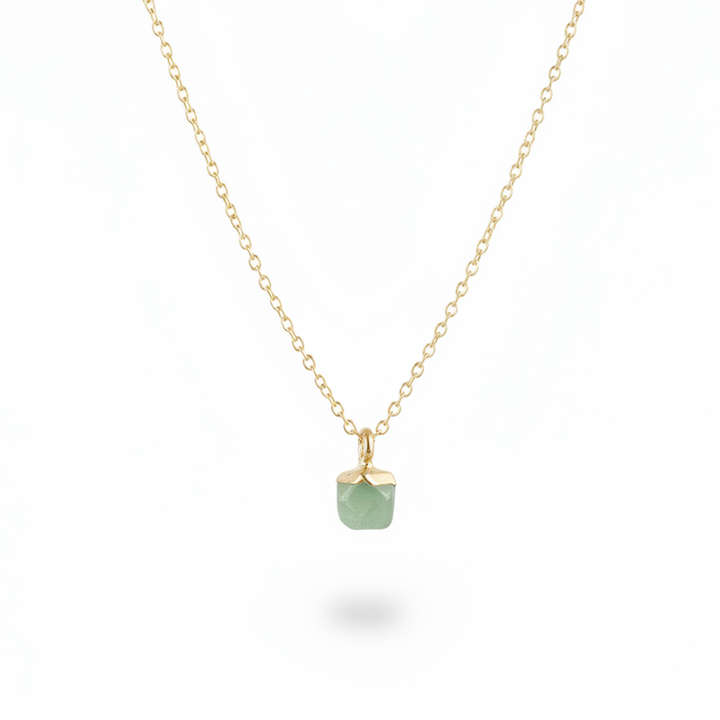 Goldene dezente Halskette mit kleinem grünen Stein, Aventurin Anhänger, Edelstein Schmuck von Alicia&