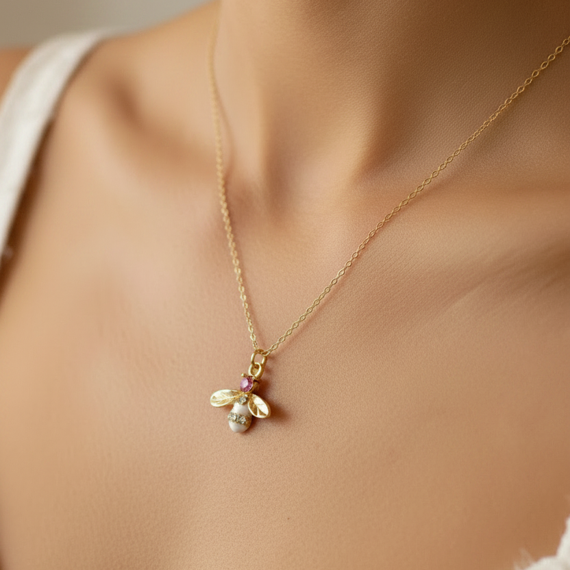 Goldene Halskette mit Insekt Anhänger, Honigbiene Charm, Biene, rosa Kristall, Glitzerkette für Mädchen, Kinderschmuck von Alicia&