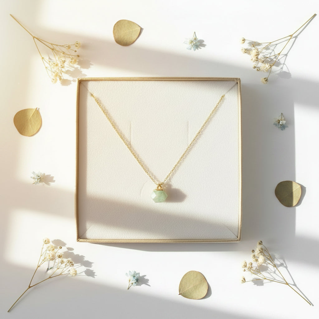 Schmuck Inspo: Goldene dezente Halskette mit kleinem grünen Stein, Aventurin Anhänger, Edelstein Schmuck von Alicia&