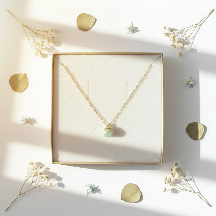 Schmuck Inspo: Goldene dezente Halskette mit kleinem grünen Stein, Aventurin Anhänger, Edelstein Schmuck von Alicia&