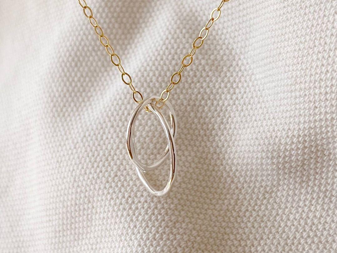 Goldene Halskette Kette mit gehämmertem silbernem Anhänger, zwei Ringe ineinander von Alicia's Diary