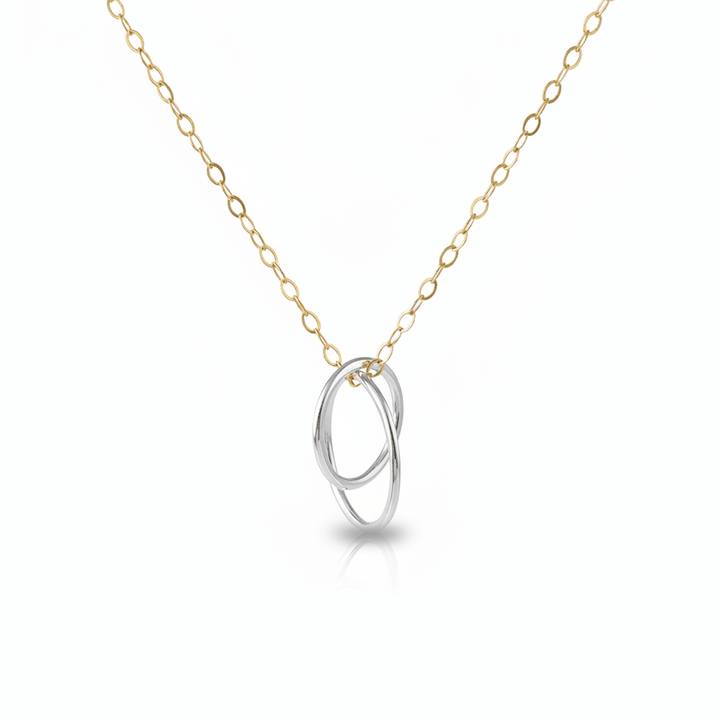 Bicolor Halskette mit Goldfill Kette und gehämmerten silbernen Ringen als Anhänger, Schmuck von Alicia&