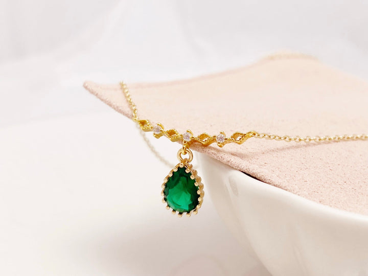 Zarte goldene Halskette mit grünem Tropfen Anhänger aus 925 Silber für junge Frauen , schöner Schmuck von Alicia&