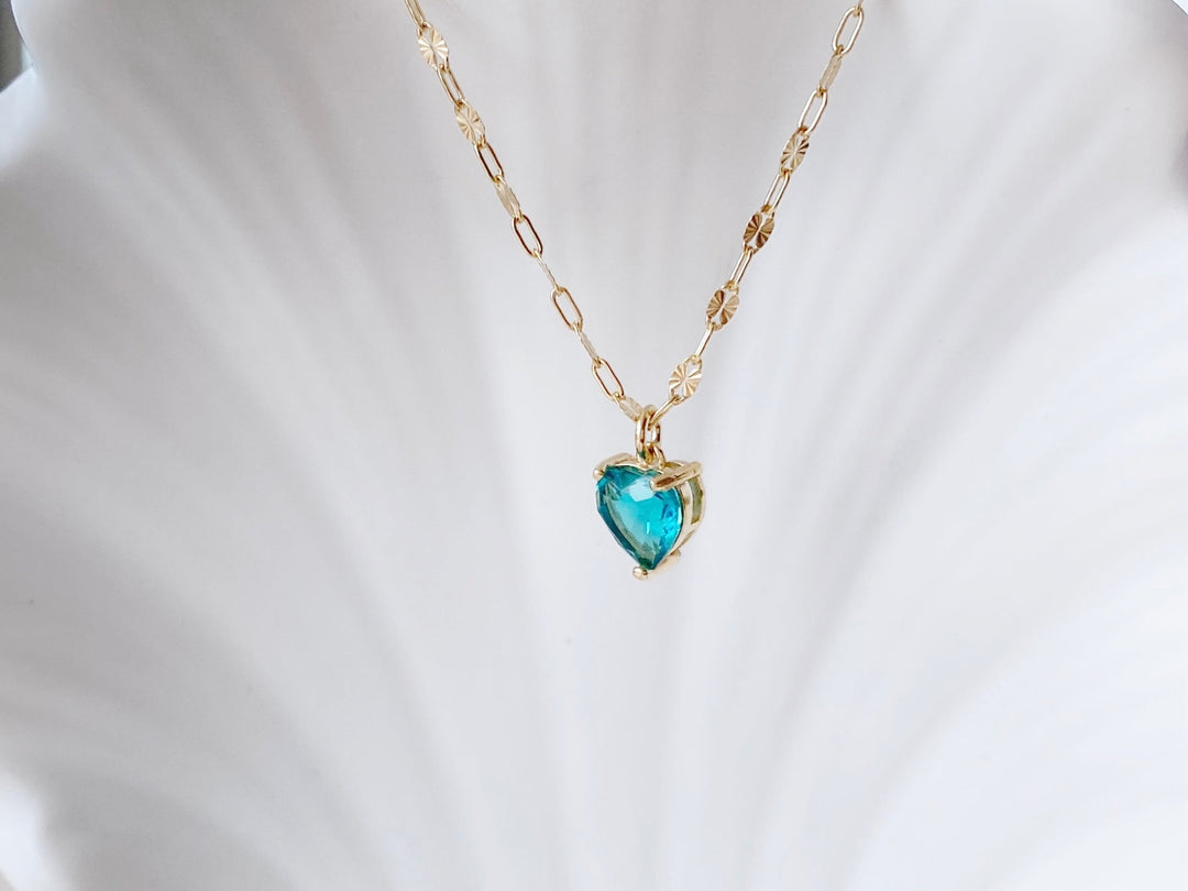 Goldene Halskette mit Herzchen in blau, Geschenkidee für junge Frauen von Alicia's Diary