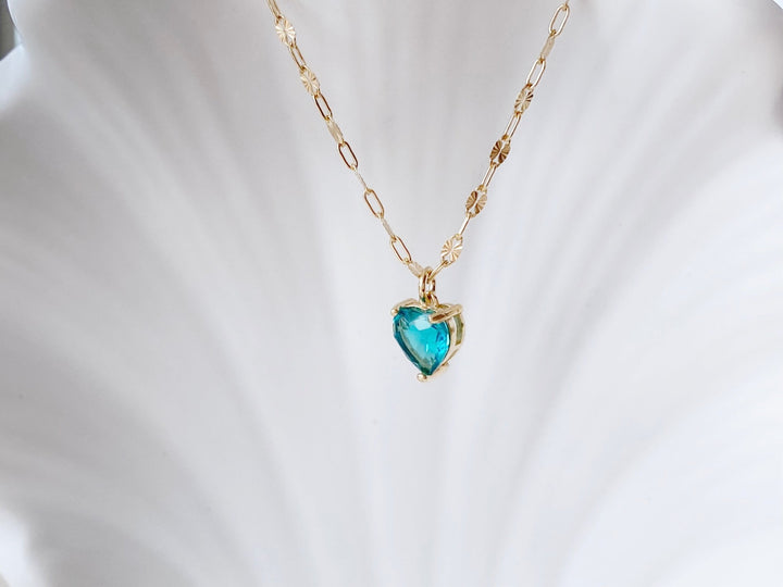 Goldene Halskette mit Herzchen in blau, Geschenkidee für junge Frauen von Alicia's Diary