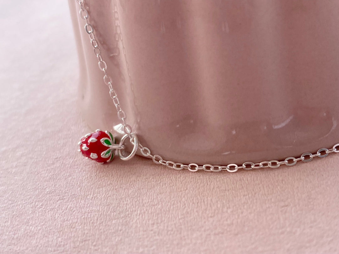 Niedliche Halskette mit Erdbeer Anhänger, antiallergen und hautfreundlich, aus dem Jewellery Online Shop Alicia's Diary