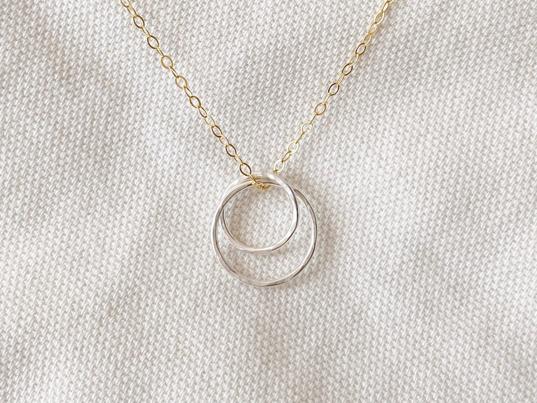 Schmuck mit zwei Ringen ineinander gold, kurze feine Halskette, Schmuck für junge Frauen von Alicia's Diary
