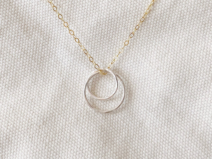 Schmuck mit zwei Ringen ineinander gold, kurze feine Halskette, Schmuck für junge Frauen von Alicia's Diary