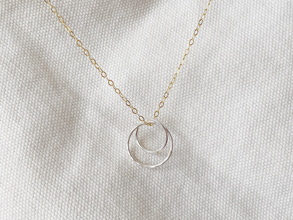 Halskette mit zwei Ringen silber gold, dünne und feine Kette aus Goldfill aus dem Alicia's Diary Schmuck Shop