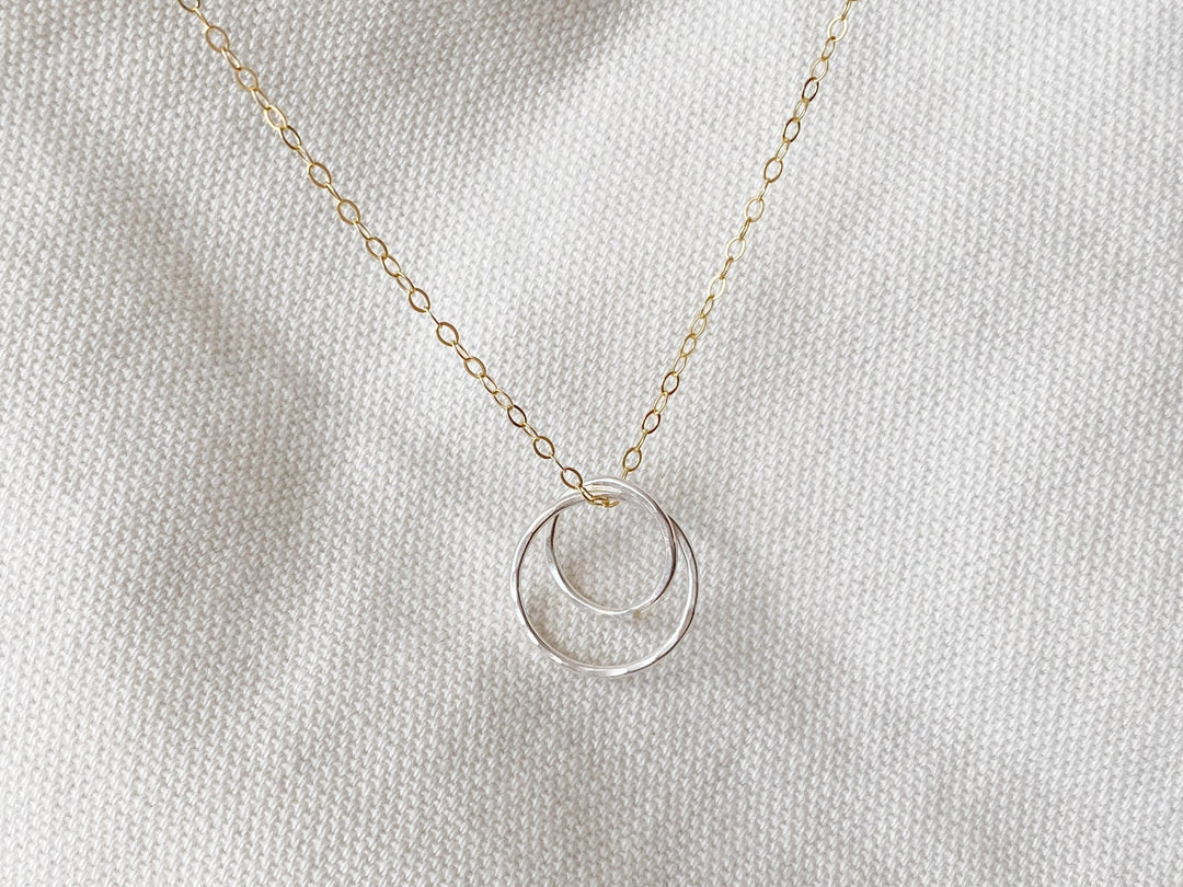 Halskette mit zwei Ringen silber gold, dünne und feine Kette aus Goldfill aus dem Alicia's Diary Schmuck Shop