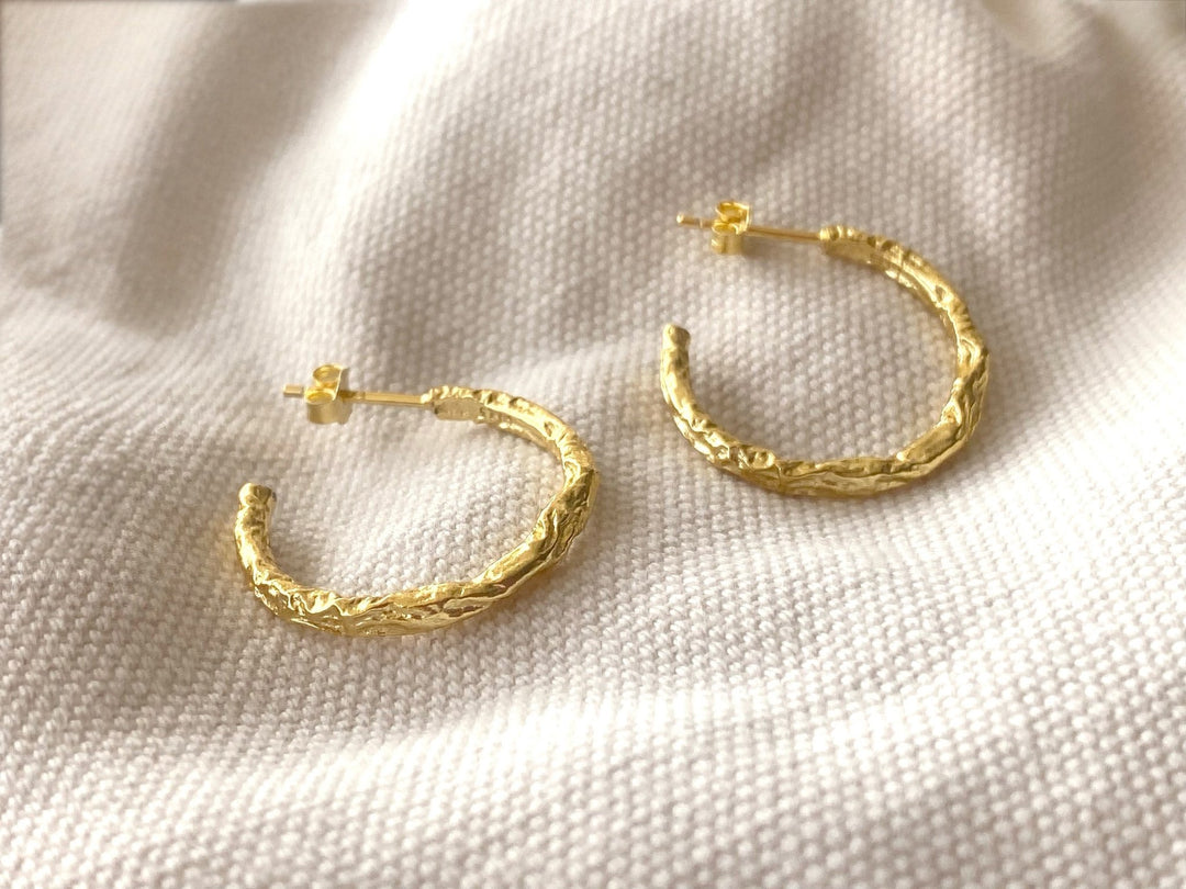 Strukturierte handmade Ohrringe gold, Creolen Inspiration Schmuck mit Hammerschlag Optik von Alicia&