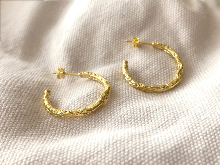 Strukturierte handmade Ohrringe gold, Creolen Inspiration Schmuck mit Hammerschlag Optik von Alicia&
