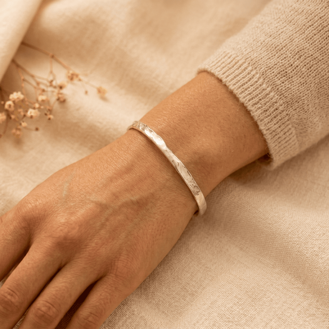 Silberne gehämmerte Armspange, hochwertiger Schmuck für junge Frauen, Armreif mit Struktur