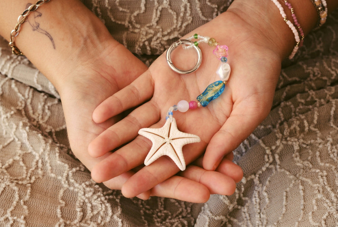 Handgemachter Beach Schlüsselanhänger mit Seestern und Perlen, handmade Anhänger für Tasche und Schlüssel für Damen, Freundin, Mädchen