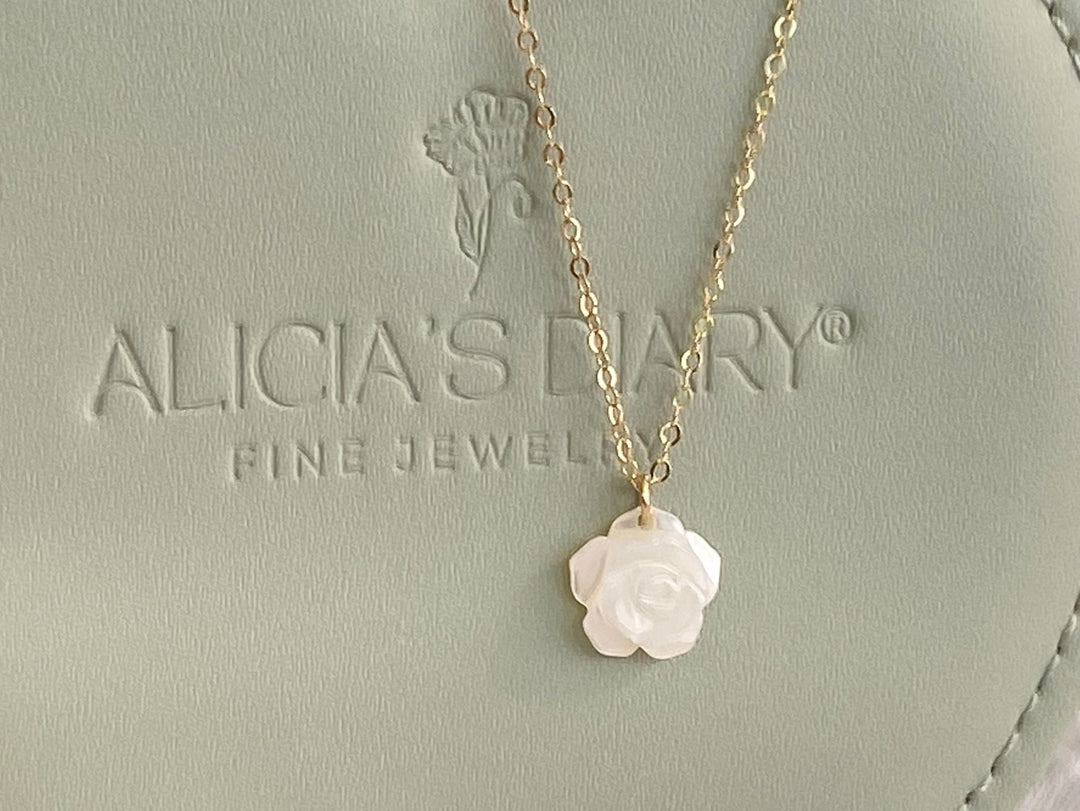 Zarte Halskette mit weißer Rose für Braut, Trauzeugin, Brautmutter, Brautschwester, Brautjungfern von Alicia's Diary
