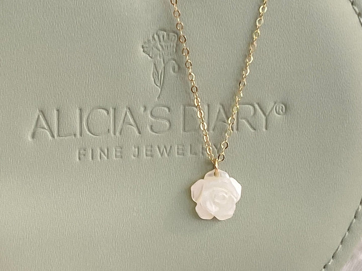Zarte Halskette mit weißer Rose für Braut, Trauzeugin, Brautmutter, Brautschwester, Brautjungfern von Alicia's Diary