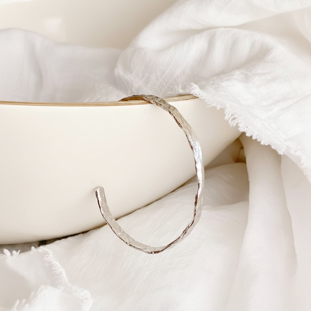 Hammered silver bangle, skin-friendly and adjustable size from Alicia&
