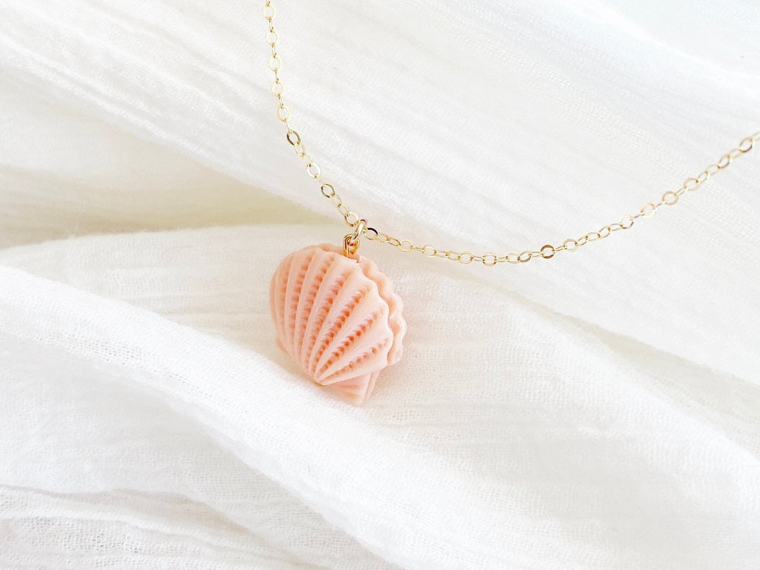Filigrane Kette gold mit Shell Anhänger von Alicia's Diary