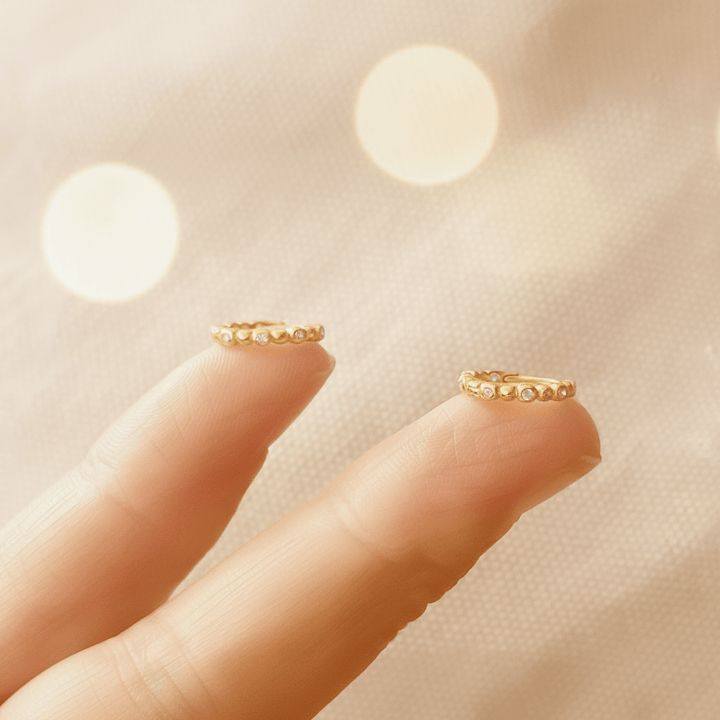Mini Huggie Hoops, small Hoop Earrings gold, mini Creolen Gold mit Stein, dünn, kleine feine Ohrringe wasserfest Gold Creolen