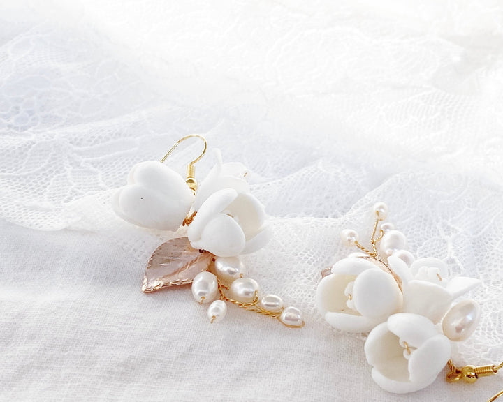 Perlenschmuck mit Blumen gold, Hängeohrringe für Hochzeiten von Alicia's Diary