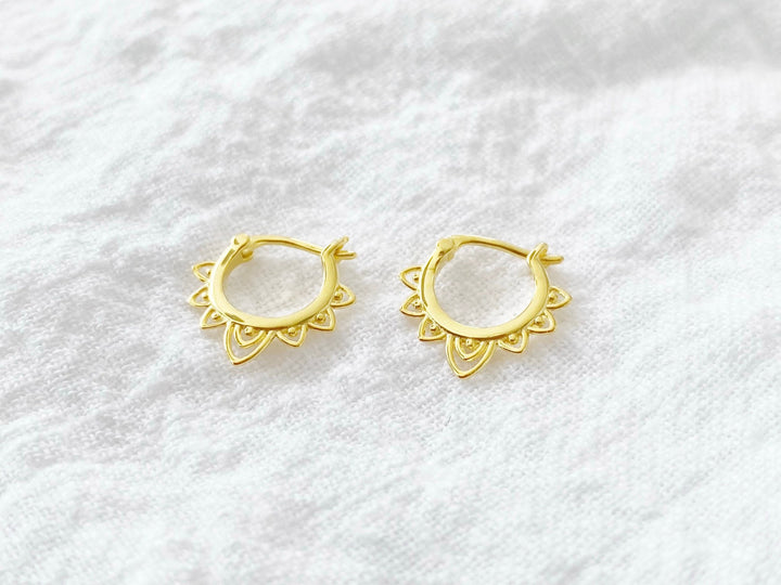 Boho Huggie Moon Earrings, Huggie Hoops aus Alicia's Diary Schmuck Shop