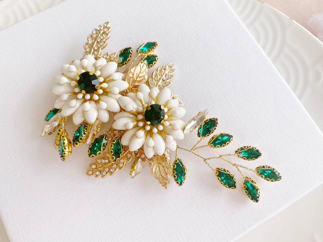 Cocktail Hochzeit, Hochzeitskleid, Schmuck, gold mit grünen Steinen, Kristallen von Alicia's Diary