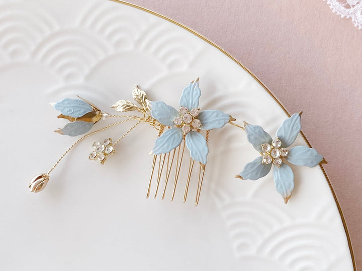 Hochzeit etwas altes etwas neues etwas blaues Haarschmuck Braut Accessoires mit Blumen von Alicia's Diary