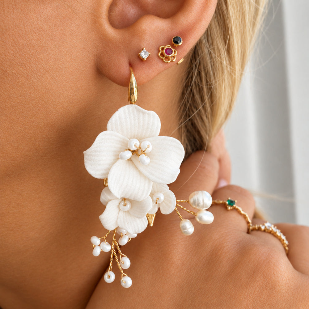 Keramik Blumen Brautohrringe mit weißen Blüten, Perlen, romantischer Brautschmuck, klassische Hochzeit