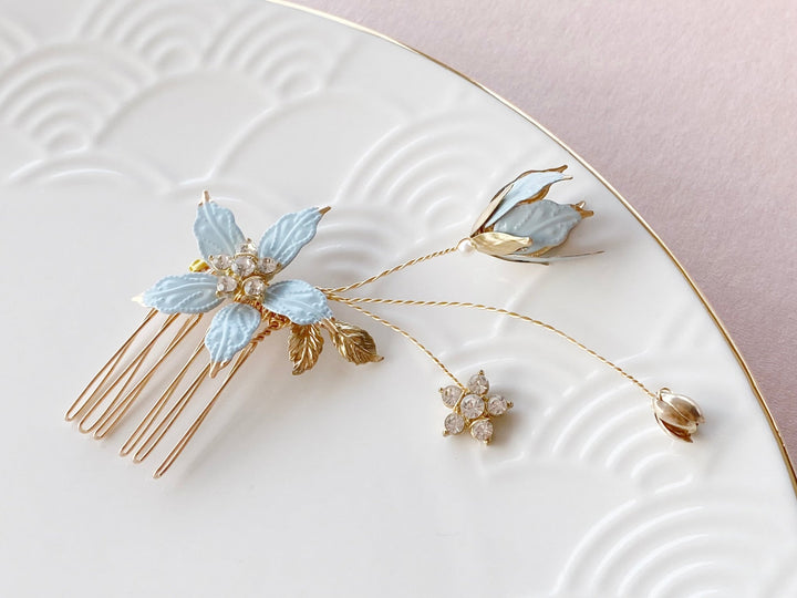 Brautschmuck gold, Hochzeit planen mit Stylistin für Frisur mit blauen Blumen von Alicia's Diary