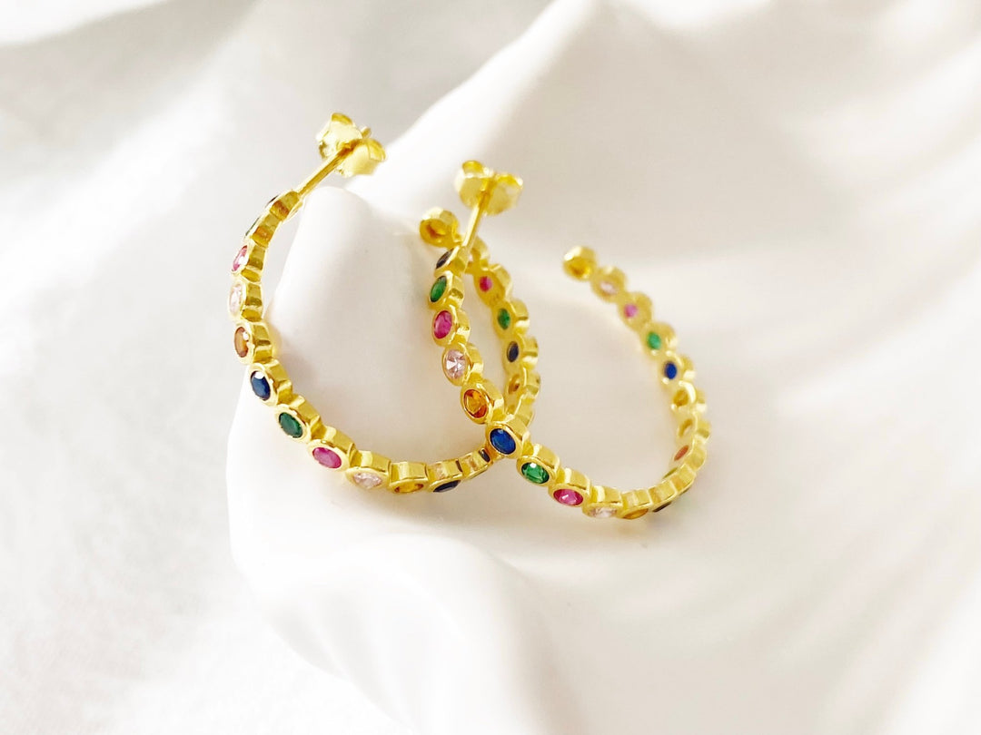 Goldene Regenbogen Creolen mit bunten Steinen aus 925 Silber, Schmuck für Teenager Mädchen und junge Frauen von Alicia's Diary
