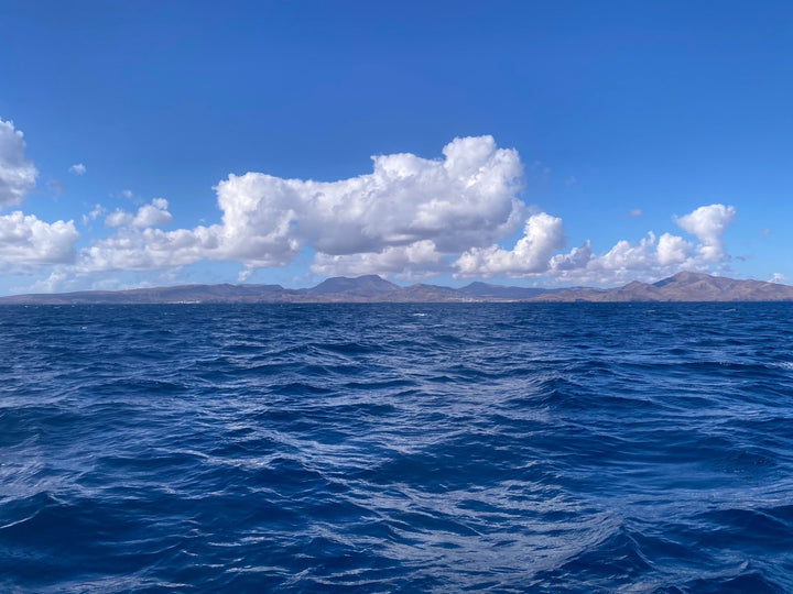 Wolken über Meer vor den Kanaren, Foto vom Segelboot aus, Inspiration für Schmuckmarke Alicia's Diary
