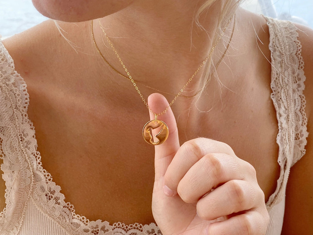 Hautfreundliche goldene Kette mit Friedenszeichen von Alicia's Diary