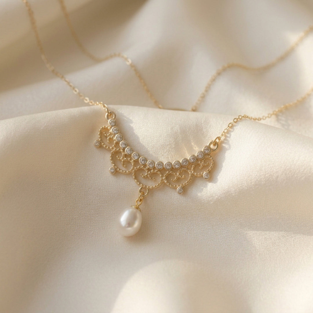 Collier perle romantique avec arc en dentelle scintillant sur un tissu soyeux