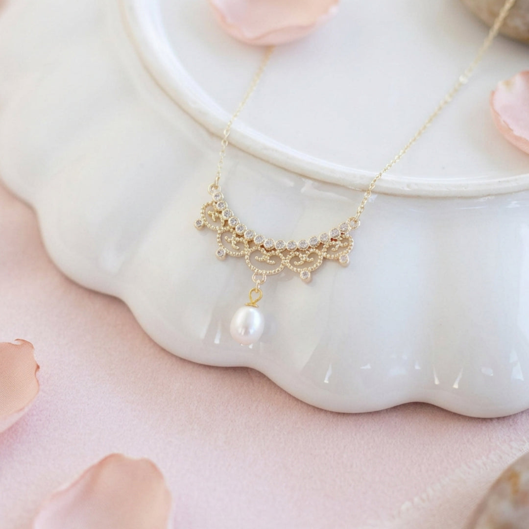 Collier perle romantique drapé sur le bord d&