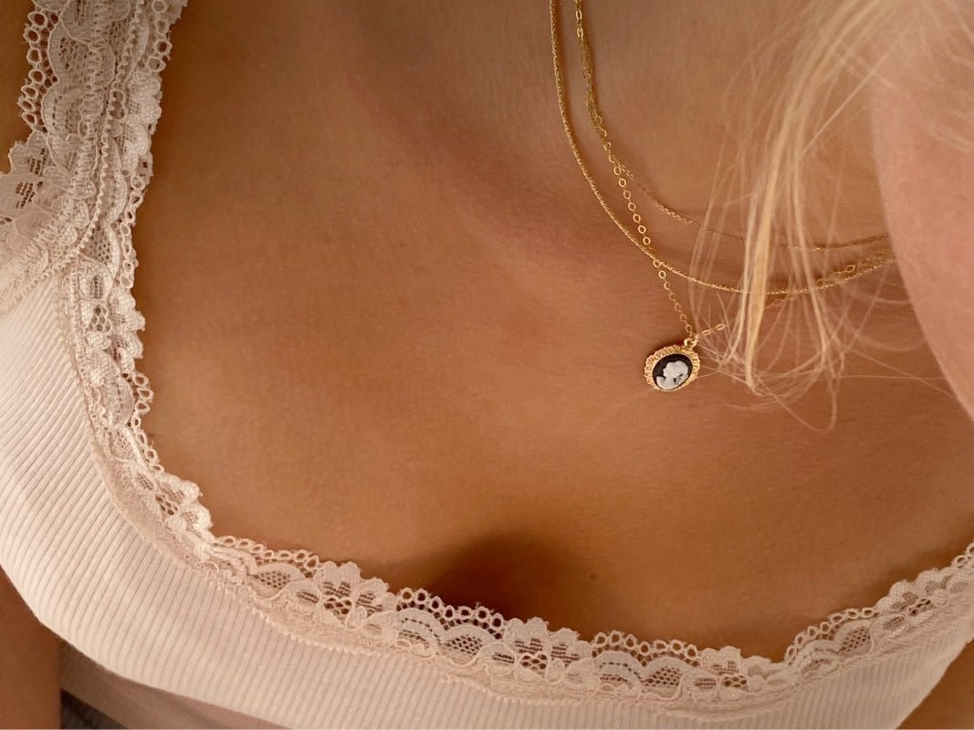 Viktorianische Kette mit Anhänger Vintage Romance als besonderes Geschenk für die Freundin, vergoldete Halskette mit Kamee Anhänger - Alicia's Diary Schmuck hautfreundlich