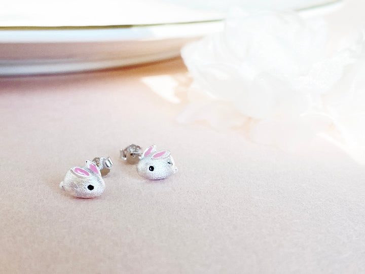 Kleine Hasen Ohrstecker Silber Detailaufnahme gebürstet - ALICIA'S DIARY