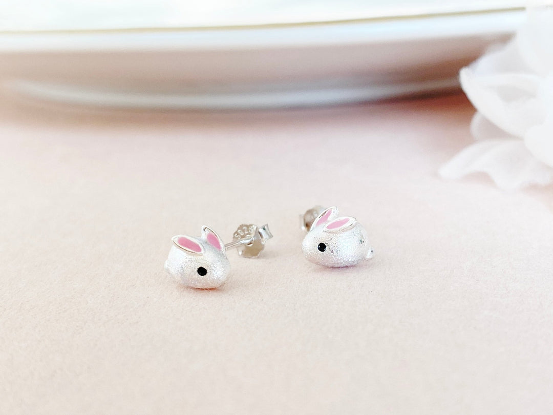Silber Hasen Ohrstecker Kinder Geschenkidee Ohrringe aus echtem 925 Silber mit geschliffener Struktur und verspieltem Kaninchen Design - ALICIA'S DIARY
