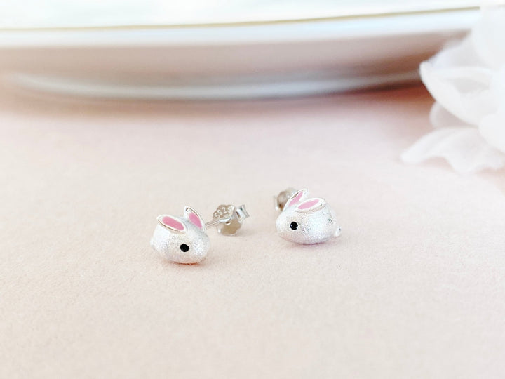 Silber Hasen Ohrstecker Kinder Geschenkidee Ohrringe aus echtem 925 Silber mit geschliffener Struktur und verspieltem Kaninchen Design - ALICIA'S DIARY