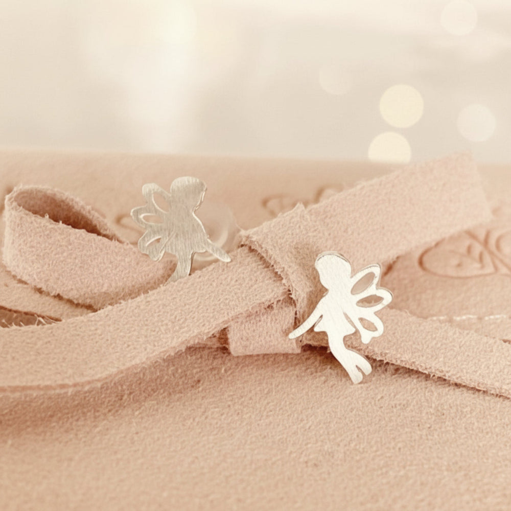 Echte silberne Kinder Ohrstecker mit Elfen und Feen aus gebürstetem Sterlingsilver, wasserfeste und hautfreundliche Ohrringe