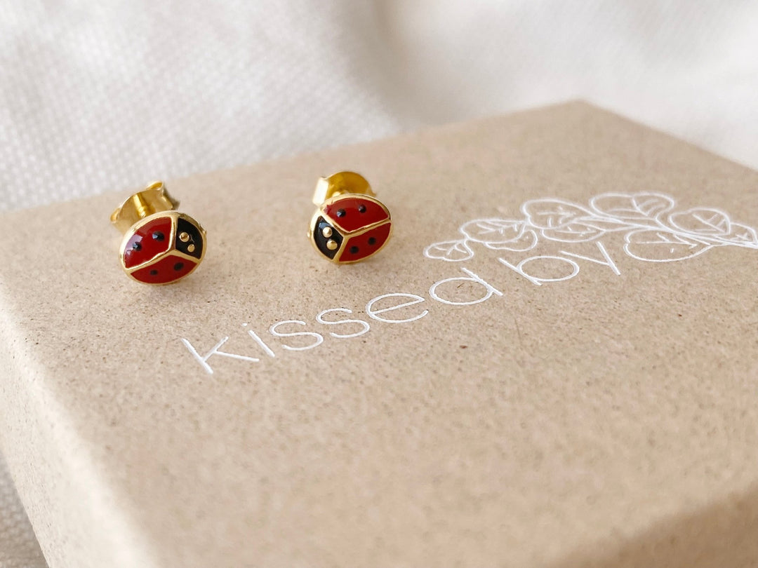 Goldene Marienkäfer Ohrringe für Kinder von Kinderschmuck-Marke Alicia&