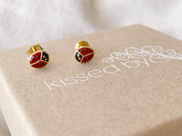 Goldene Marienkäfer Ohrringe für Kinder von Kinderschmuck-Marke Alicia&
