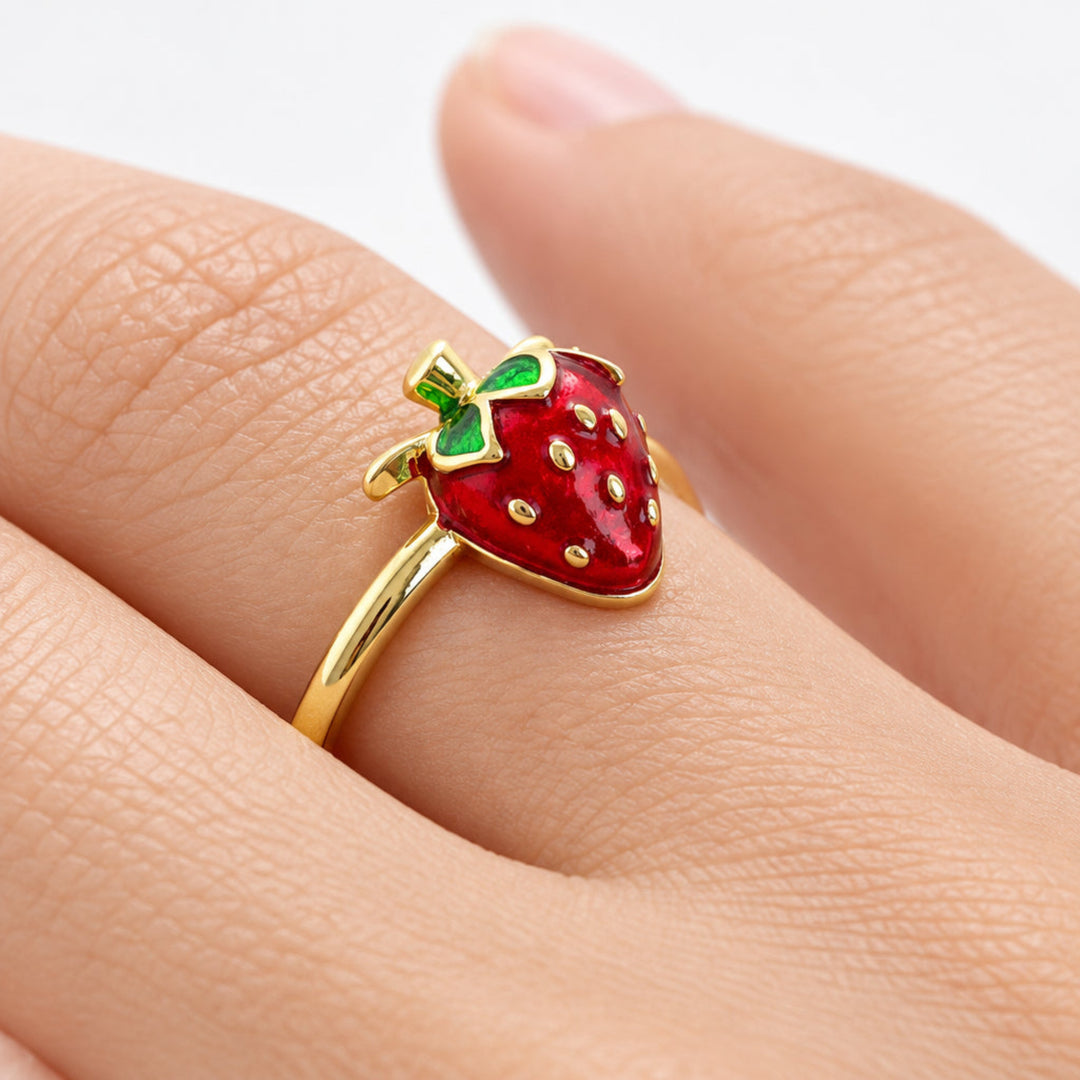 Kinderring mit Erdbeere, größenverstellbar, aus vergoldetem Messing, süßer Kinderschmuck für kleine Mädchen, Schmuck Geschenk Idee Kinder Einschulung Geburtstag