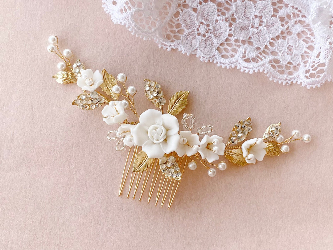 Goldener Haarkamm mit weißen Rosen und Perlen, passend zu einem romantisch verspieltes Brautkleid, Alicia's Diary