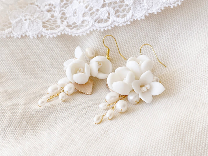 Blumen und Perlen Ohrringe für die moderne klassische Braut aus dem Braut Accessoires Onlineshop Alicia's Diary