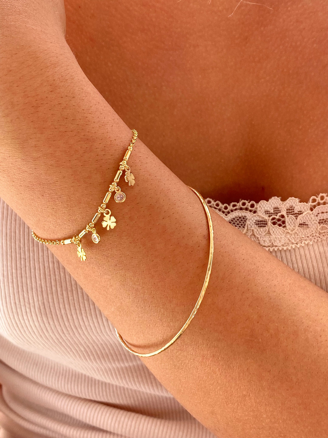 Goldener Kleeblatt Schmuck mit gehämmertem Armreifen für Allergiker von Alicia's Diary