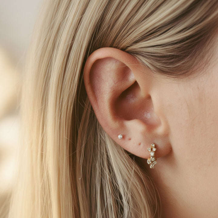 Petites créoles à pierres, créoles zircons dorées, boucles huggie hoop, créoles en argent doré, boucles d&