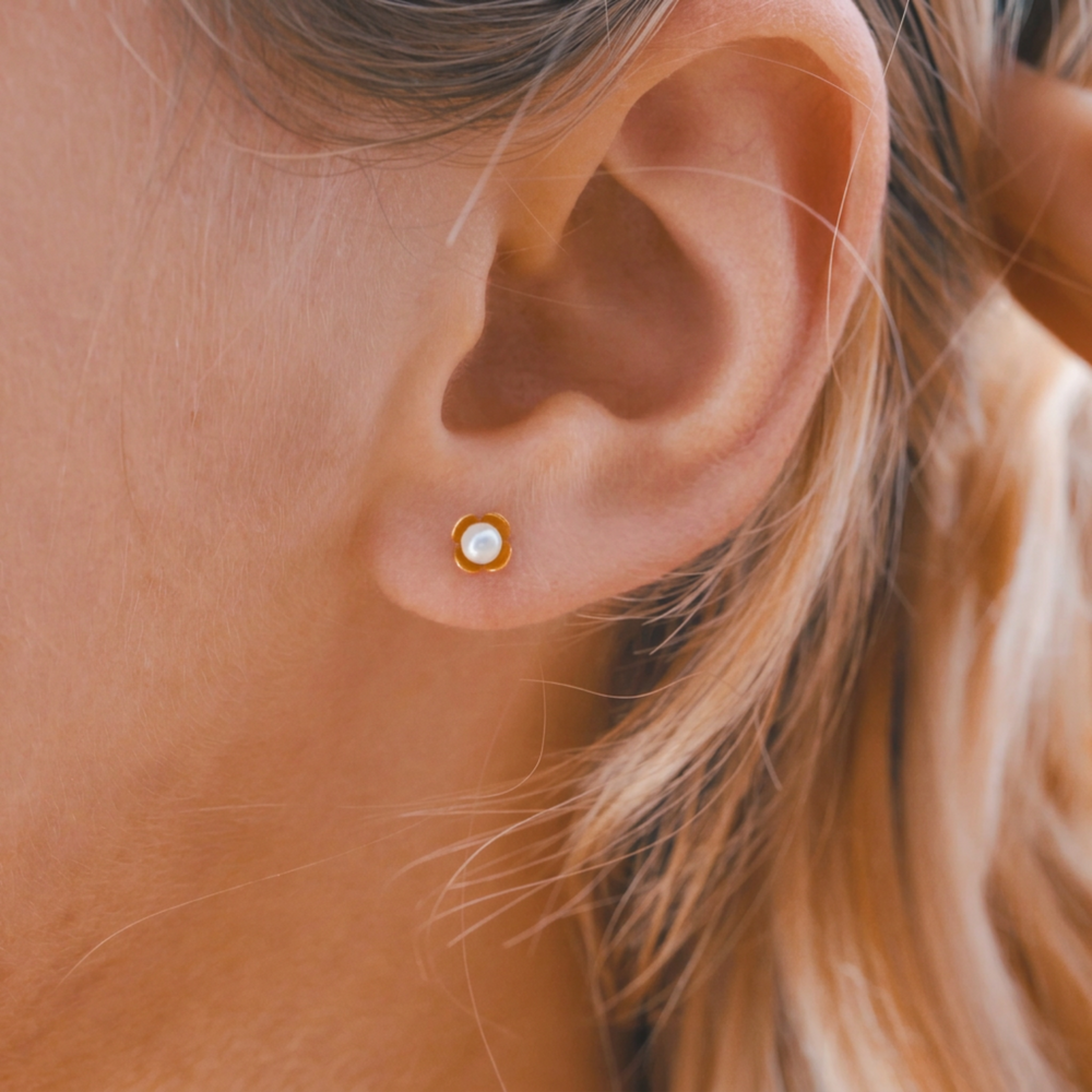 Kleine goldene Ohrringe mit Blumen und Süßwasserperlen, Perlenohrringe aus vergoldetem 925 Silber, hypoallergene Ohrstecker, wasserfest